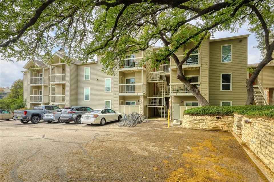 Exterior of a traditional apartment in Austin