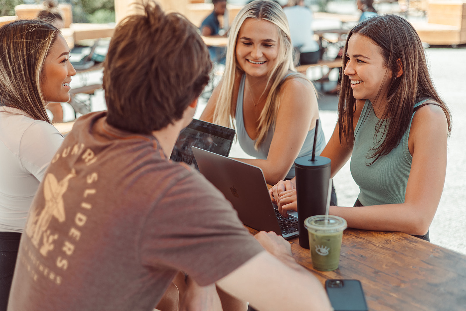 Friends talking and studying at a coffee shop.